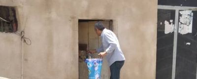 Vstup-do-obydli-staricke-Aminy-Yahie_Jidlo-ji-nosime-domu.jpg