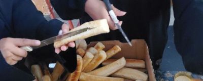 Česká dobročinná jídelna v Jemenu už druhý rok rozdává svačiny školačkám